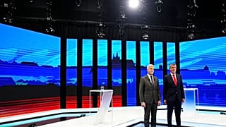 Петр Павел (слева) и Андрей Бабиш (справа) позируют перед дебатами. Прага, Чехия. 25 января 2023.