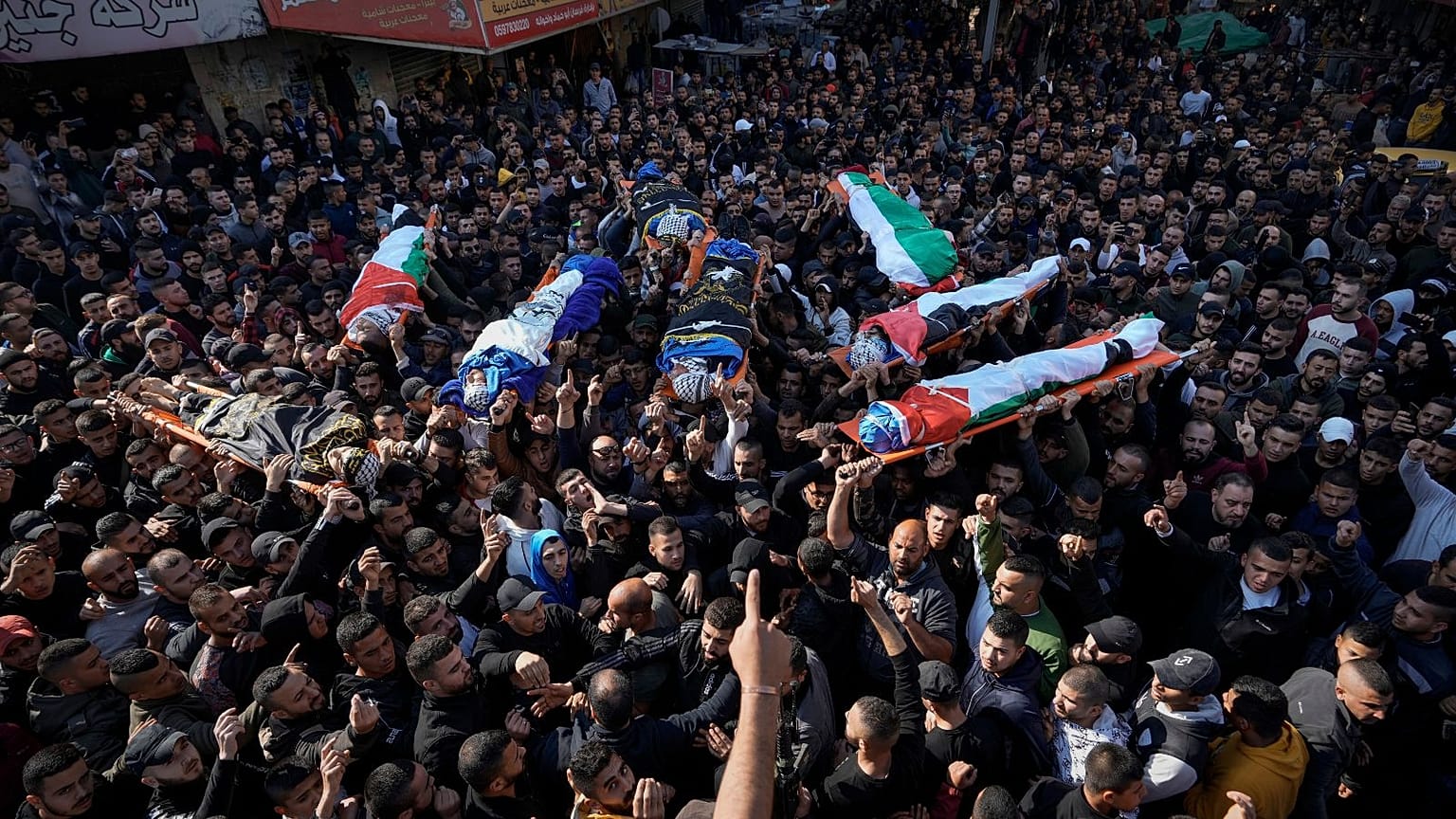 تشییع پیکر شماری از کشته‌شدگان حمله نظامیان اسرائیلی به اردوگاه فلسطینیان در کرانه باختری