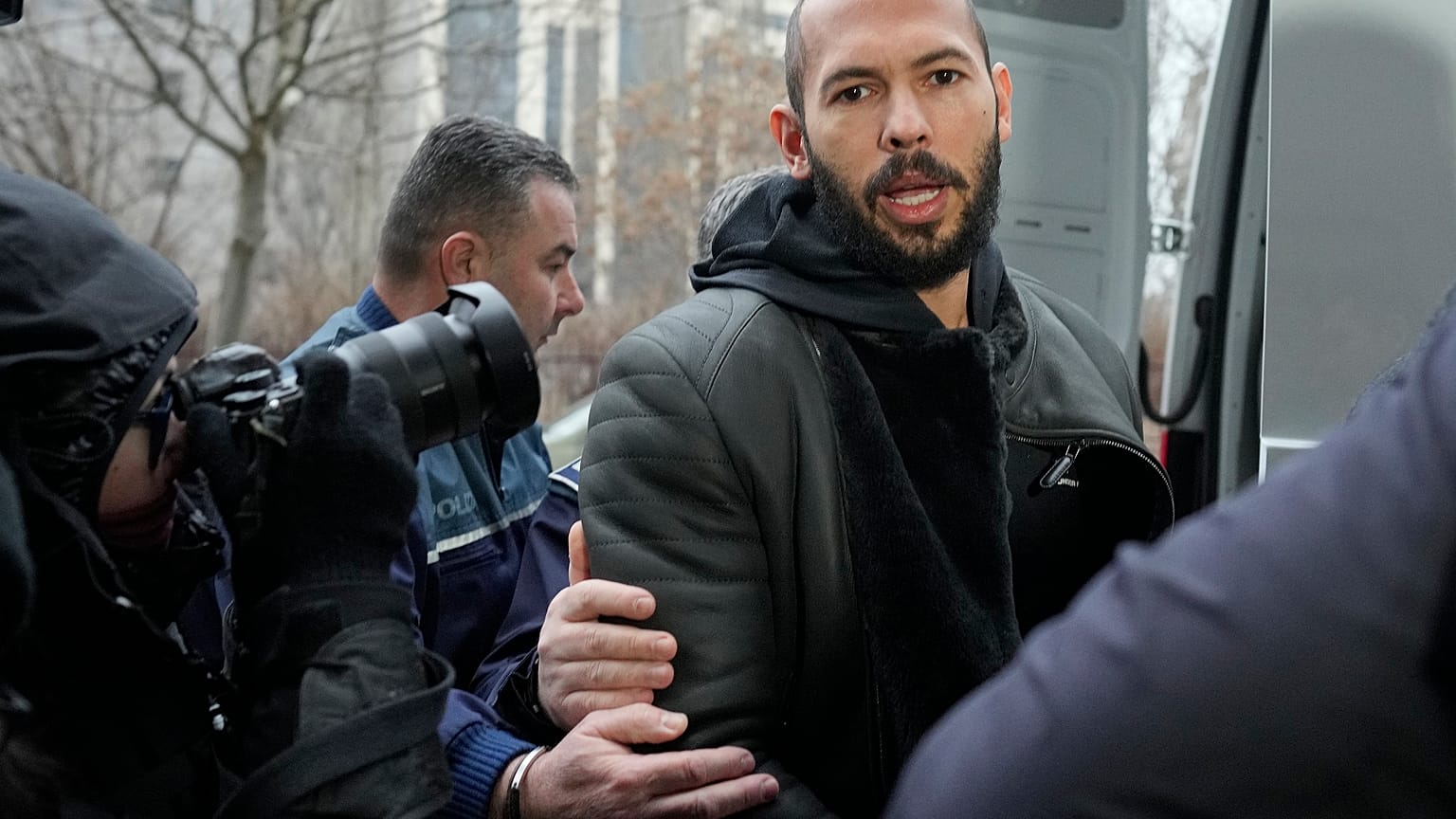 Andrew Tate a kihallgatása előtt