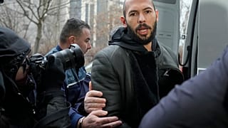 Andrew Tate a kihallgatása előtt