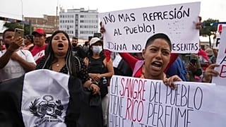 Manifestantes antigubernamentales protestando en Lima (Perú).