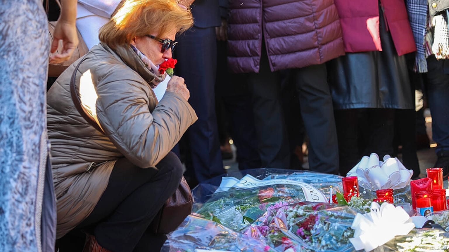 Gyászolók hoznak virágokat