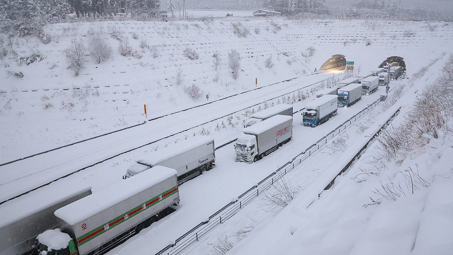Trânsito interrompido na autoestrada de Shin-Meishin, em Yokkaichi, no Japão