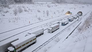 Trânsito interrompido na autoestrada de Shin-Meishin, em Yokkaichi, no Japão