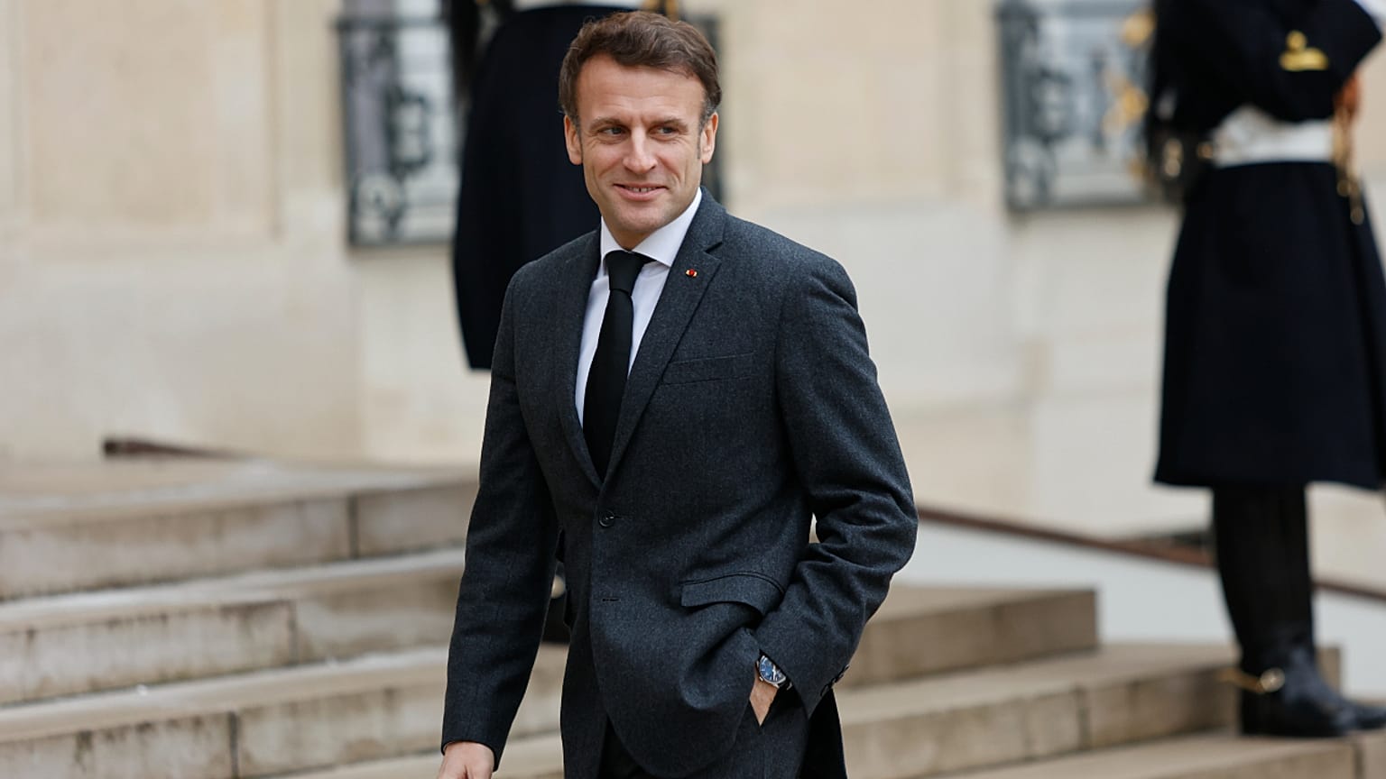 صورة للرئيس الفرنسي إيمانويل ماكرون في ساحة قصر الإليزيه بالعاصمة باريس، 25 يناير 2023.