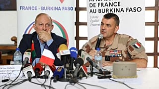 L'ambassadeur de France au Burkina Faso, Luc Hallade (à gauche).
