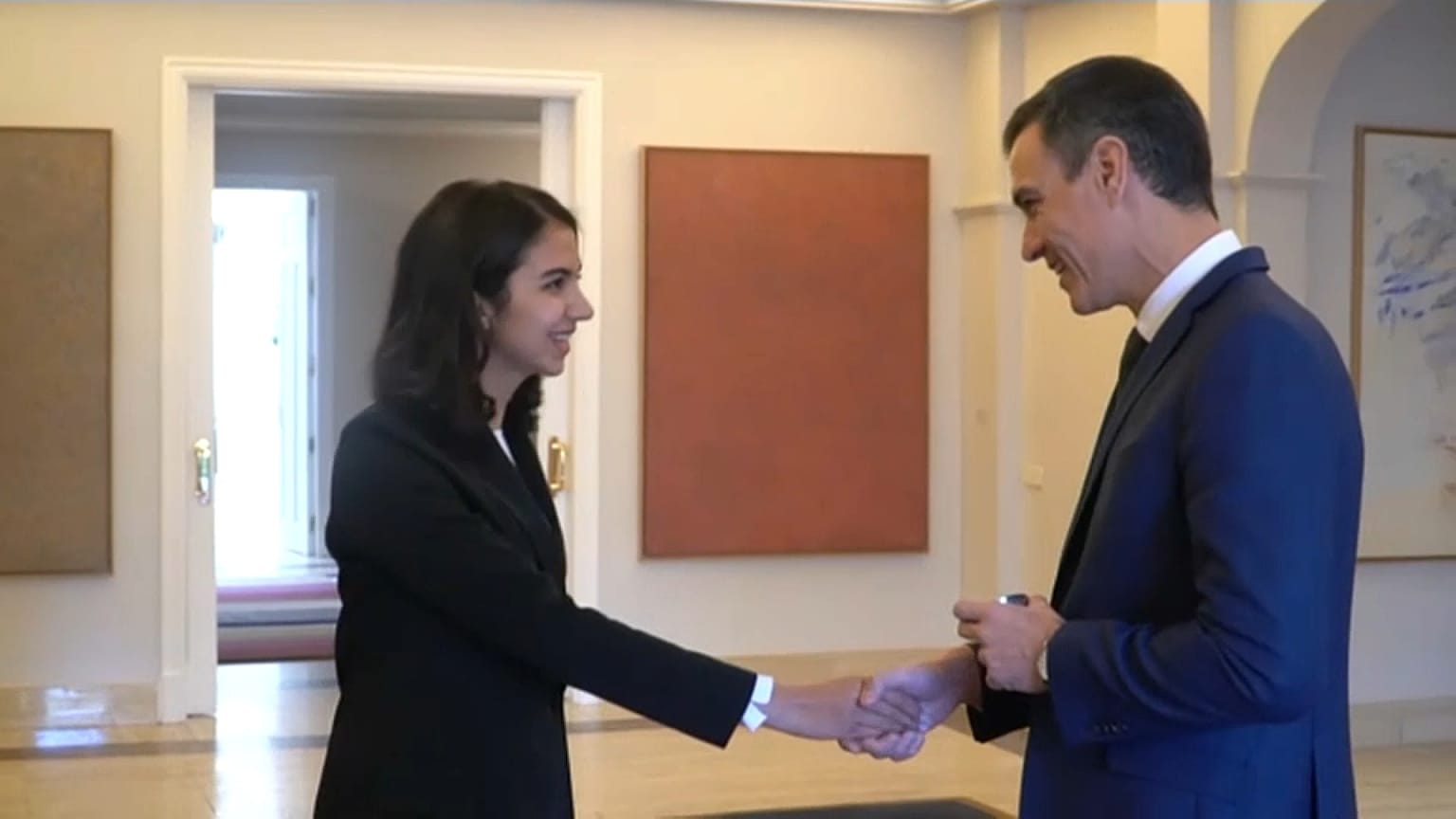 Sara Khadem y el presidente del Gobierno español, Pedro Sánchez.