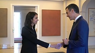 Sara Khadem y el presidente del Gobierno español, Pedro Sánchez.