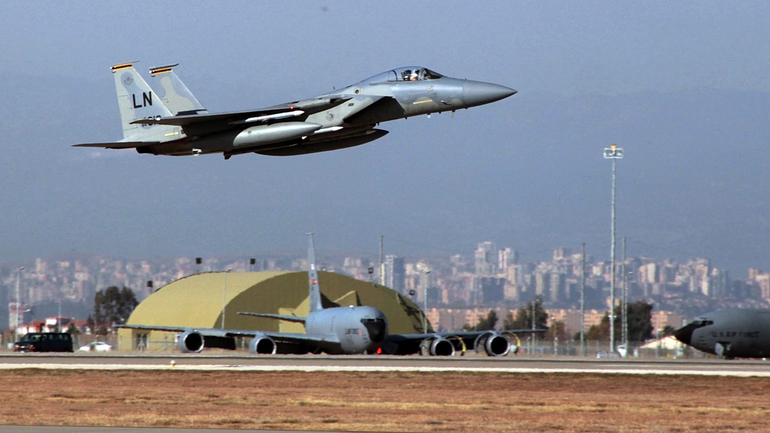 Az amerikai légierő F-15 Eagle vadászgépe egy török légibázison