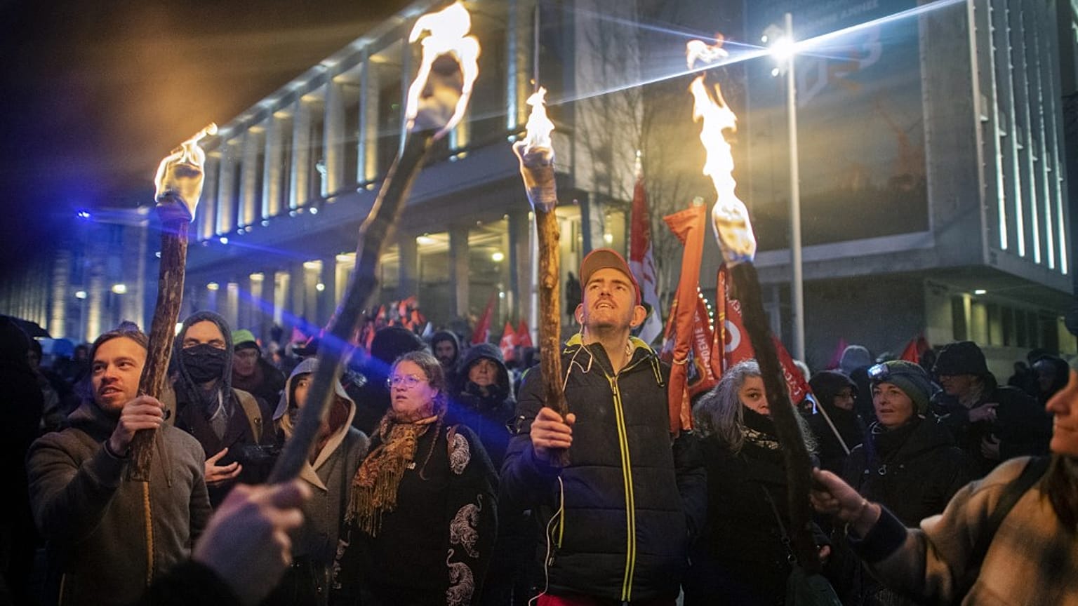 Manifestantes contra a reforma das pensões em França