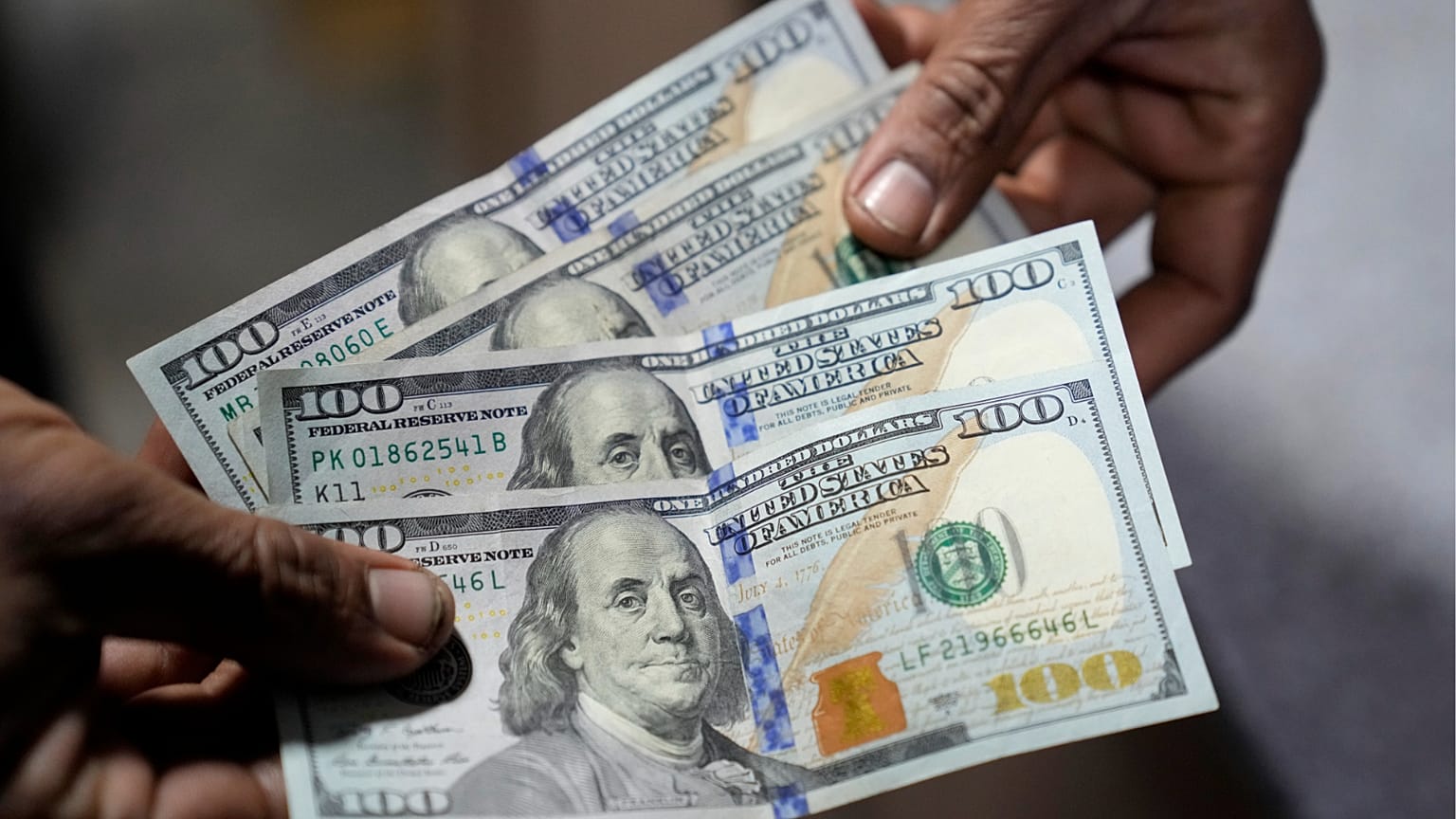 انخفض الدولار ليقترب من أدنى مستوى في تسعة أشهر مقابل اليورو.