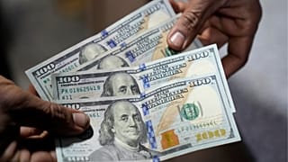 انخفض الدولار ليقترب من أدنى مستوى في تسعة أشهر مقابل اليورو.