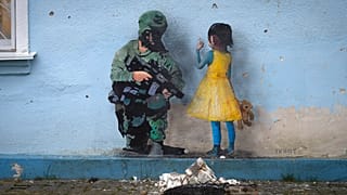 Ein Graffiti in Irpin bei Kiew in der Ukraine - vom Streetart-Künstler TvBoy aus Italien