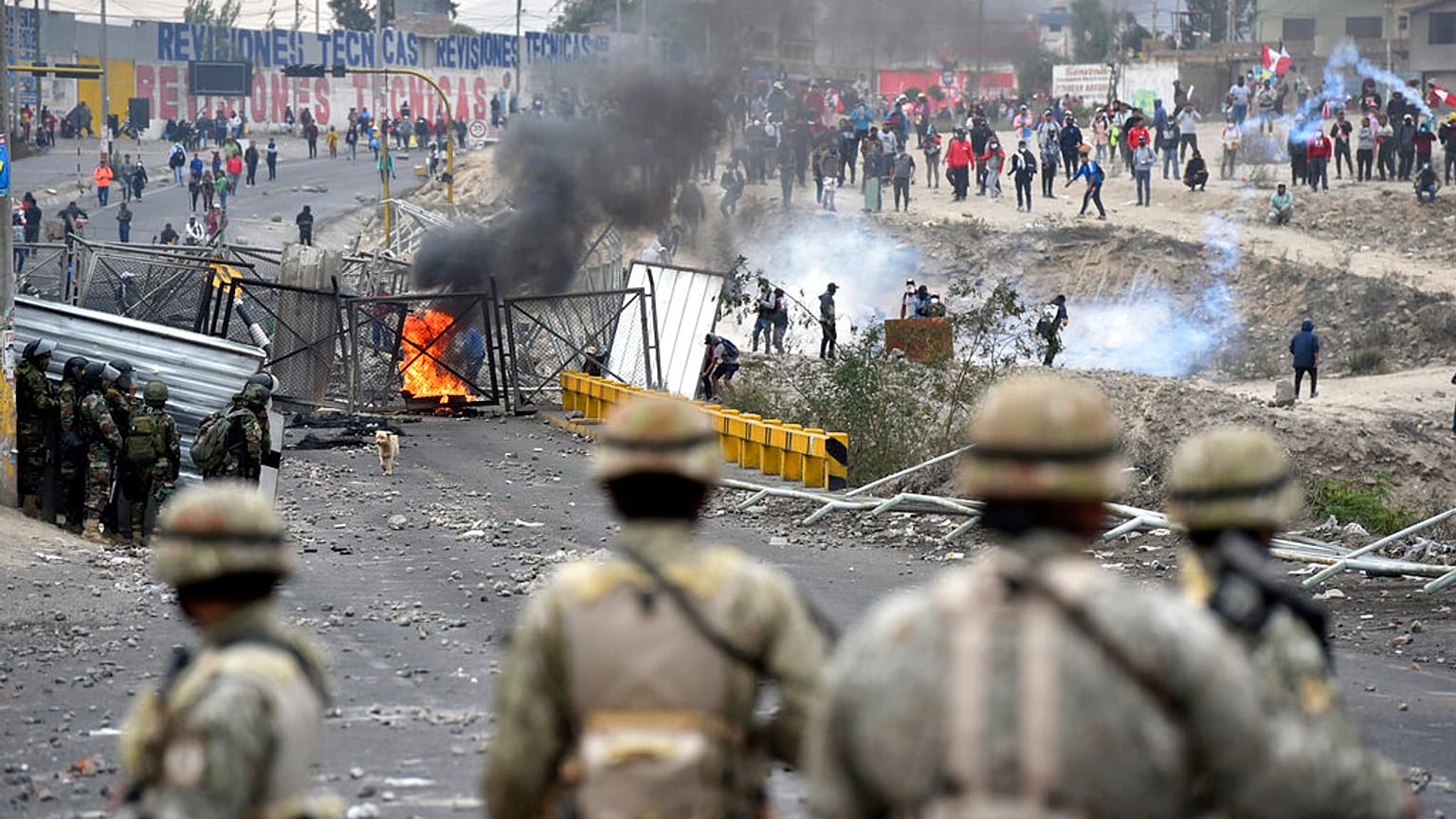 Soldados se enfrentan a manifestantes antigubernamentales frente al aeropuerto Alfredo Rodríguez Ballón en Arequipa, Perú el 20 de enero de 2023. 