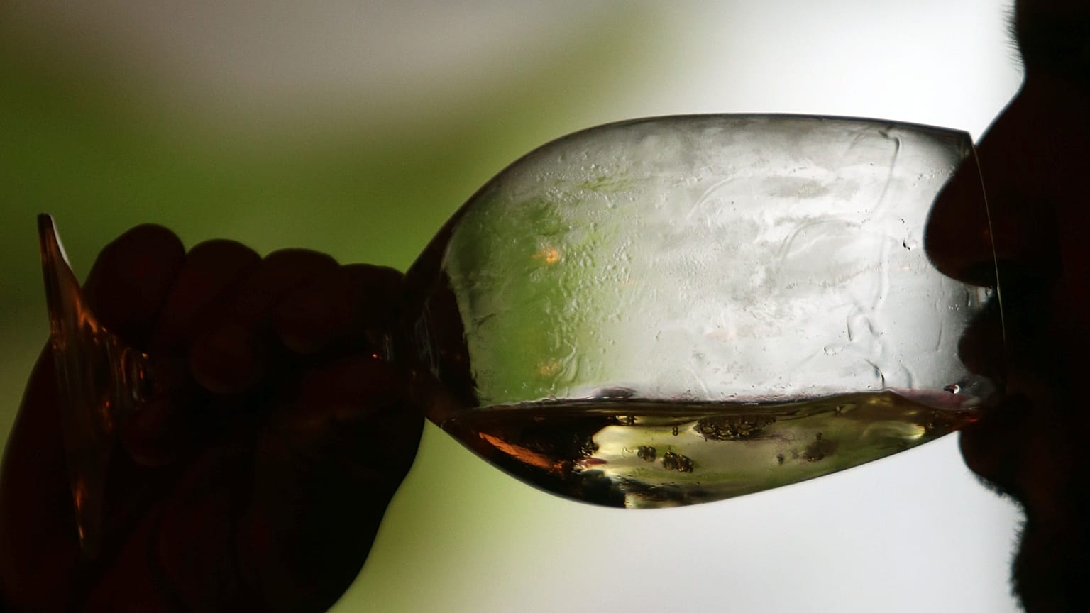 Una persona bebe vino portugués