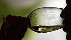 Una persona bebe vino portugués