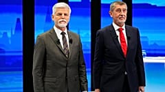 Çekya cumhurbaşkanlığı seçimlerinin ikinci turunda yarışan Petr Pavel (solda) ve Andrej Babis) sağda)