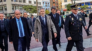 El ministro del Interior de España, Fernando Grande-Marlaska, llega para rendir homenaje al sacristán de la iglesia asesinado el miércoles en Algeciras, España, 26 de enero.