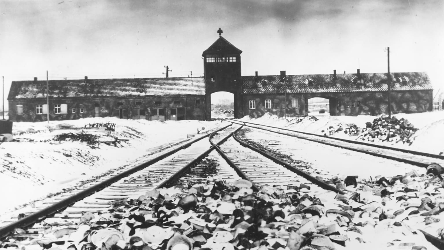 1945 február-márciusi felvétel az auschwitz-birkenaui láger kapujáról