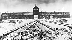 1945 február-márciusi felvétel az auschwitz-birkenaui láger kapujáról