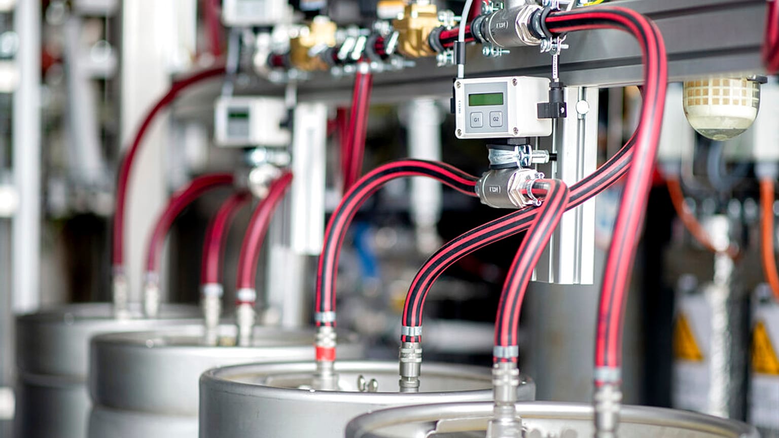 Almanya'nın Elsfleth kentinde bir hidrojen üretim tesisinde elektrolit çözüştüren teknik donanımı