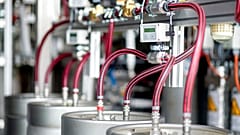Almanya'nın Elsfleth kentinde bir hidrojen üretim tesisinde elektrolit çözüştüren teknik donanımı