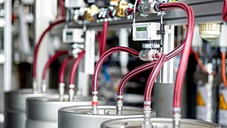 Almanya'nın Elsfleth kentinde bir hidrojen üretim tesisinde elektrolit çözüştüren teknik donanımı