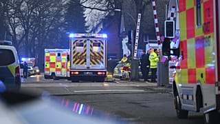 Rendőrök helyszínelnek a tett helyszínén, a Brokstedt vasútállomásán