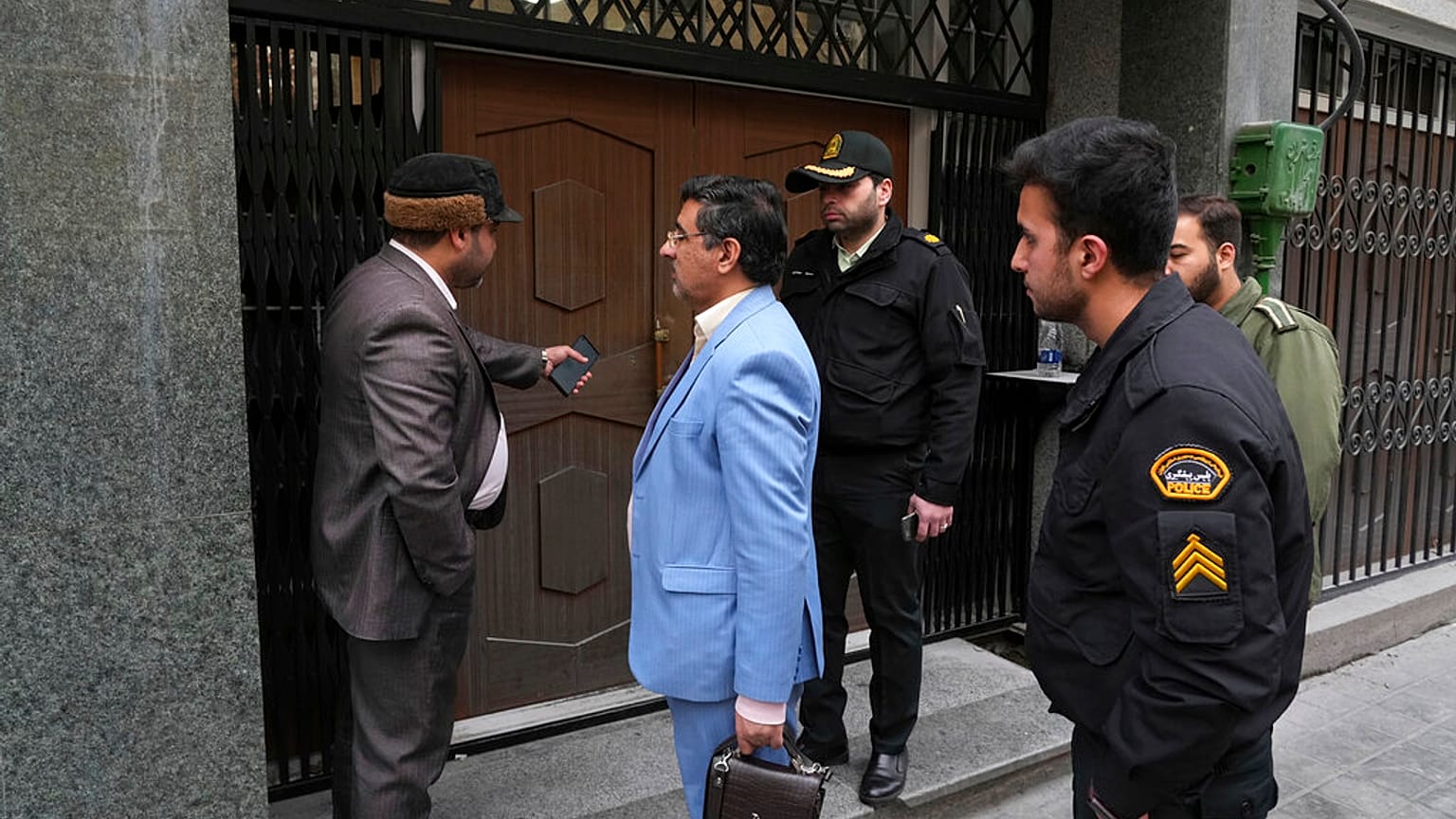 Des membres de la police et de la justice devant la porte du bâtiment de l'ambassade d'Azerbaïdjan à Téhéran, en Iran, vendredi 27 janvier 2023.