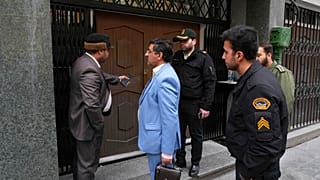 Des membres de la police et de la justice devant la porte du bâtiment de l'ambassade d'Azerbaïdjan à Téhéran, en Iran, vendredi 27 janvier 2023.