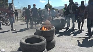 Brennende Autoreifen in Port-au-Prince