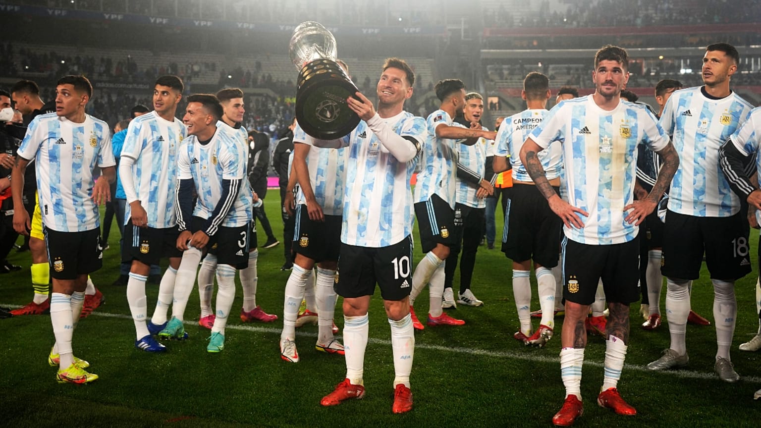 ليونيل ميسي رافعاً كأس كوبا أميركا الماضية