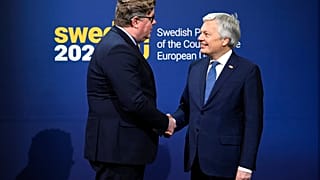 Le ministre suédois de la Justice (à gauche) et le commissaire européen à la Justice, Didier Reynders (à droite), à Stockholm, vendredi 27 janvier 2023.