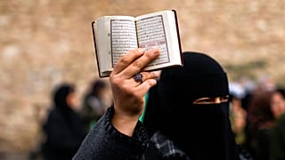 Κωνσταντινούπολη: Διαδηλώτρια με το Κοράνι στο χέρι