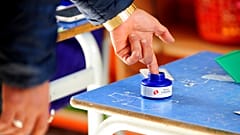 Un électeur Tunisien lors du premier tour des législatives