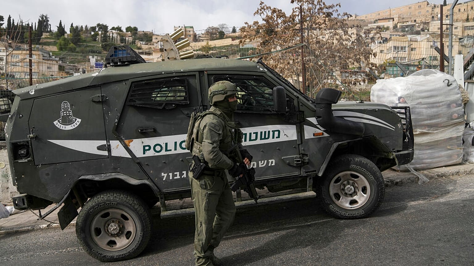 Forças de segurança israelita vigiam local de tiroteio deste sábado, em Jerusalém