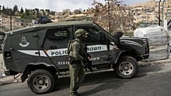 Forças de segurança israelita vigiam local de tiroteio deste sábado, em Jerusalém