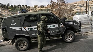 Forças de segurança israelita vigiam local de tiroteio deste sábado, em Jerusalém