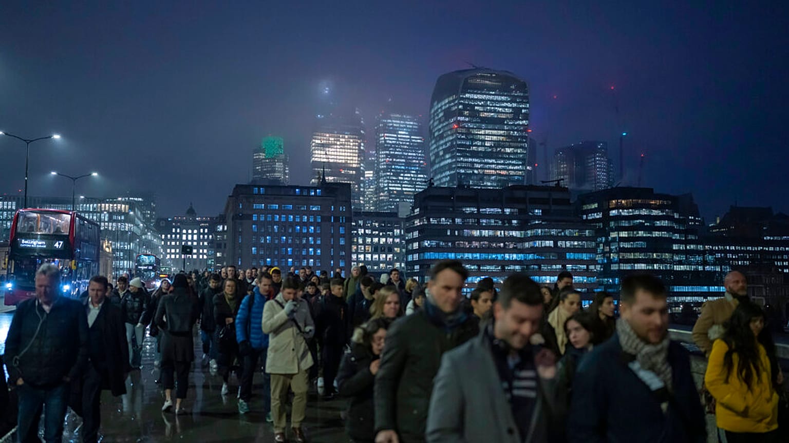 Gente camina por London Bridge, Londres, Reino Unido