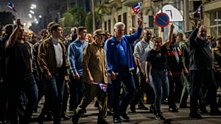 Президент Кубы Мигель Диас Канель и Рауль Кастро принимают участие в марше, посвященном 167-й годовщине со дня рождения Хосе Марти 