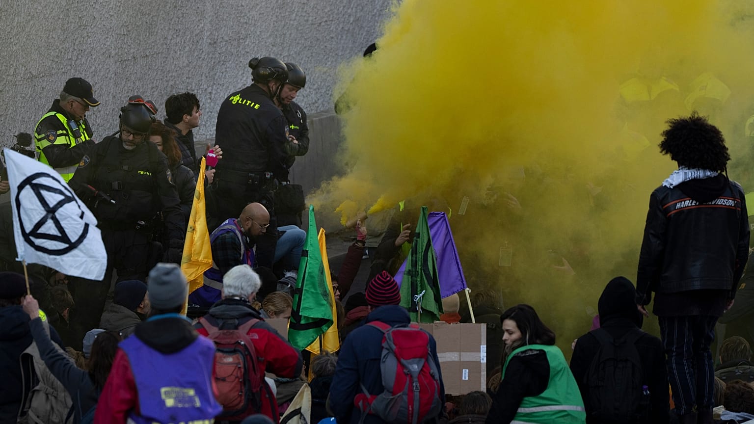 Задержание протестующих на акции Extinction Rebellion в Гааге, 28 января 2023 года.