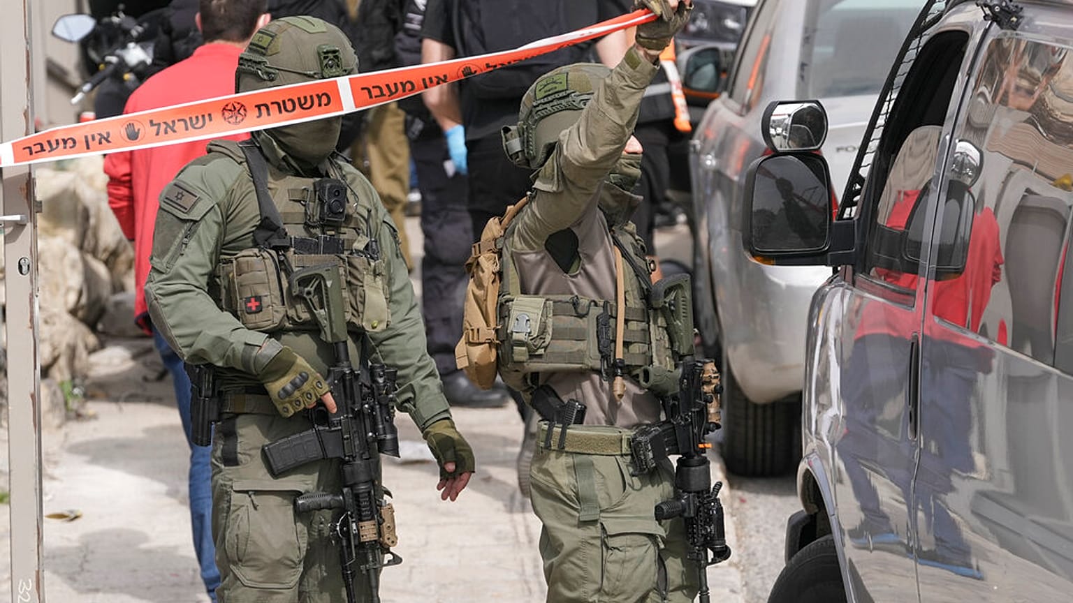 La police israélienne sécurise les lieux d'une attaque à Jérusalem, le 28 janvier 2023