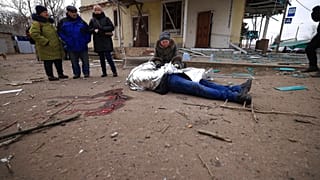 Una mujer junto al cuerpo de su hijo, fallecido en el bombardeo ruso de Kostiantinivka