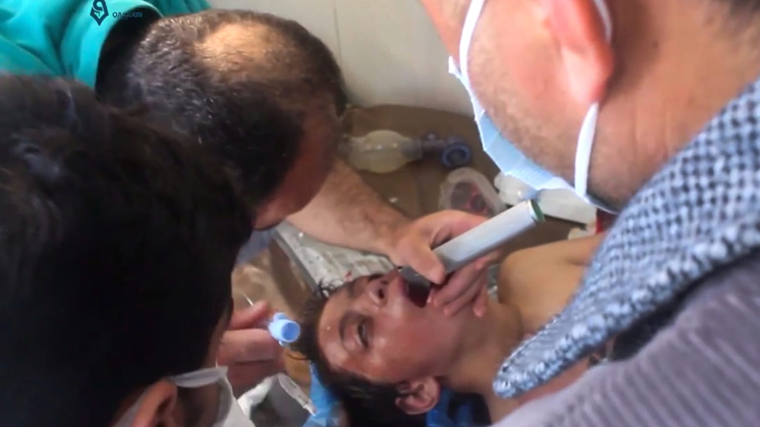 محاولة علاج سوري تأثر بما يُزعم وأنه قصف بالأسلحة الكيماوية