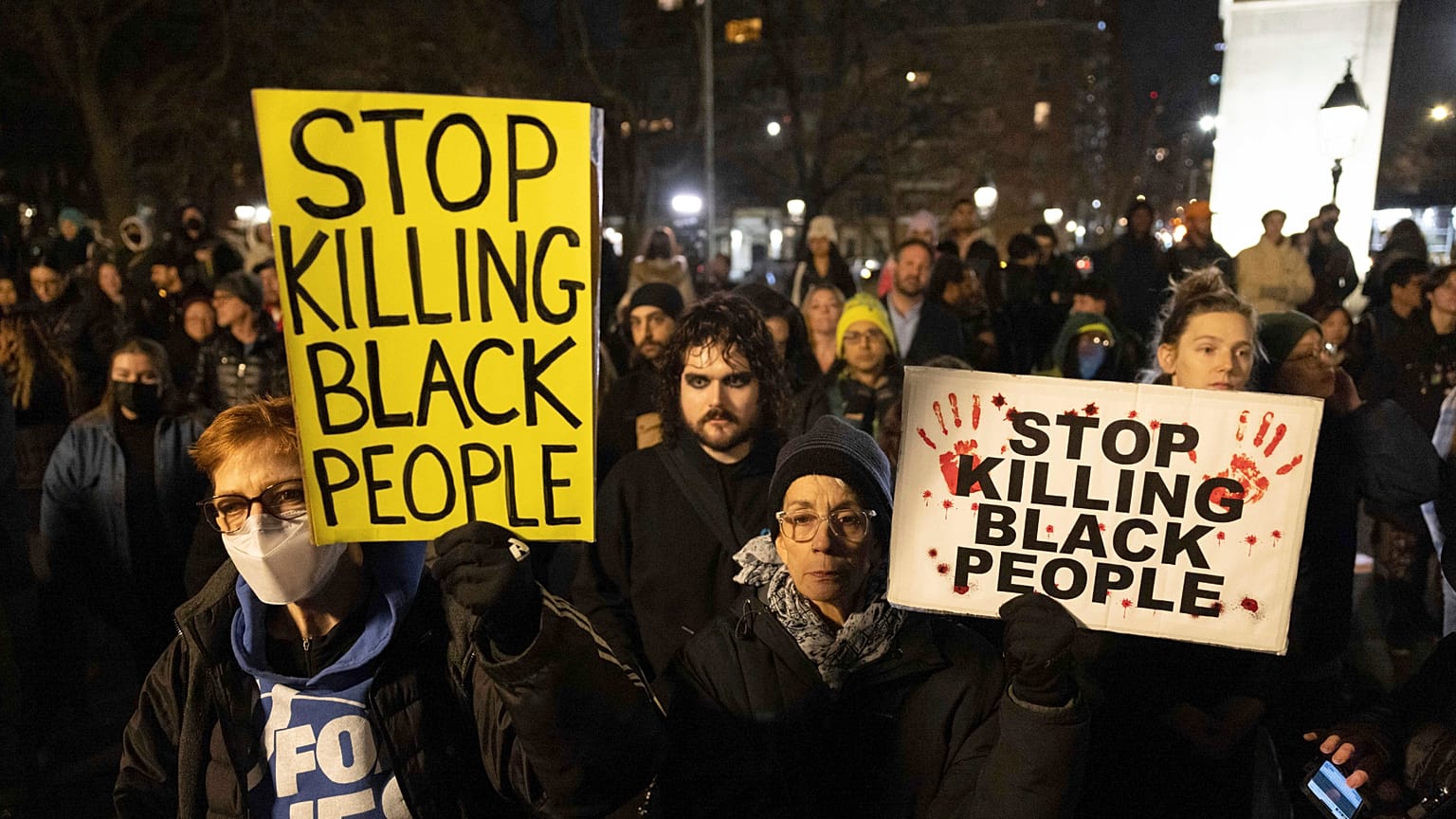 Des manifestants lèvent des pancartes lors d'une manifestation à Washington Square Park, le samedi 28 janvier 2023, à New York, en réponse à la mort de Tyre Nichols, décédé ap
