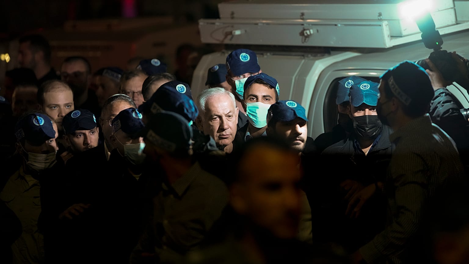 El primer ministro israelí, Benjamin Netanyahu, visita el lugar de un ataque a tiros cerca de una sinagoga en Jerusalén, el 27 de enero de 2023.