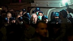 El primer ministro israelí, Benjamin Netanyahu, visita el lugar de un ataque a tiros cerca de una sinagoga en Jerusalén, el 27 de enero de 2023.
