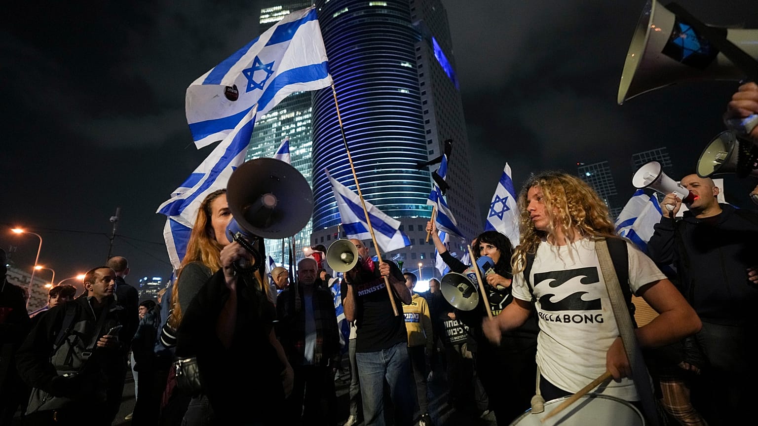 Israelíes corean eslóganes y ondean la bandera nacional durante una protesta contra la reforma de Netanyahu en Tel Aviv, Israel, el 28 de enero de 2023.