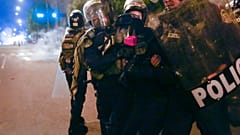 A rendőrség őrizetbe vesz egy kormányellenes tüntetőt Limában, 2023. január 20-án