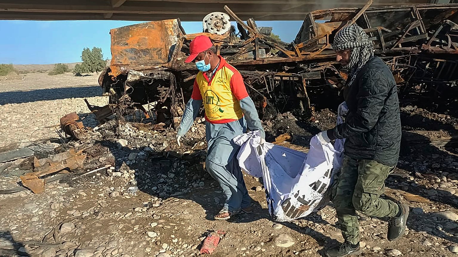 Las labores de rescate se vieron dificultadas por la falta de visibilidad, dijo el comisario adjunto de la ciudad de Bela, Hamza Ajum.